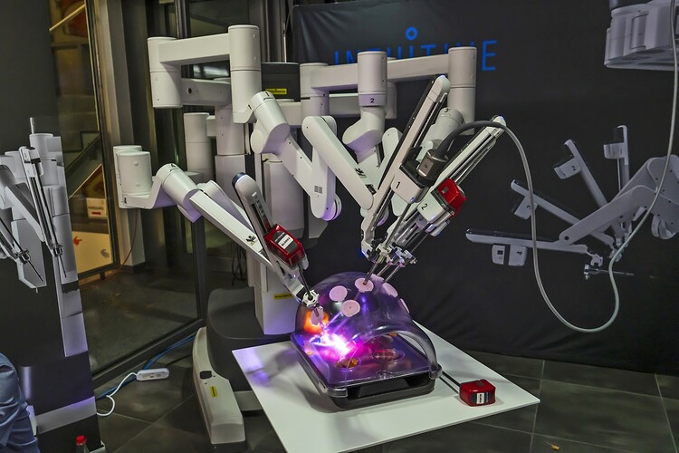 Der OP-Roboter Da Vinci am Klinikum Fürth (Foto: Hugo Goldstejn)