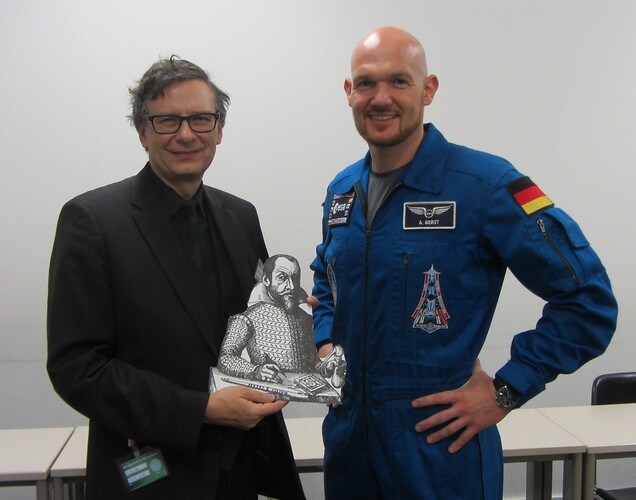 Pierre Leich heißt ESA-Astronaut Alexander Gerst zur Wissenschaftsnacht willkommen. (Foto: C. Wagner)