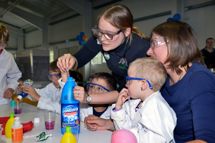 FAU, chemische Versuche im Kinderprogramm (Foto: Bernd Böhner)